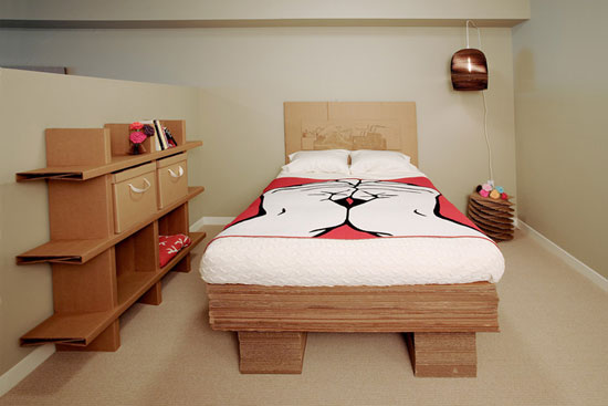 فضای اتاق خواب با کارتن های ضخیم تر برای تخت با استحکام بالا